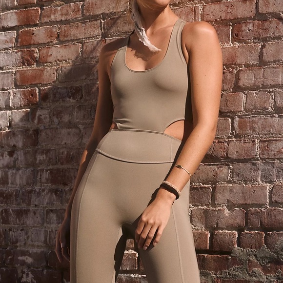 FREE PEOPLE MOVEMENT BACK IT UP ONSIE - MEDIUM - BEIGE - brand new with tags!! - Picture 2 of 6